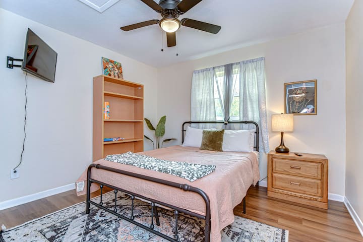 ห้องนอนมีเตียงควีนไซส์ ผ้าปูที่นอนคุณภาพดี และสมาร์ททีวีขนาด 32" 