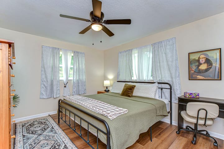 ห้องนอนใหญ่ของเรามีเตียงคิงไซส์ สมาร์ททีวีขนาด 32" และพื้นที่เก็บของมากมายสำหรับของของคุณ 