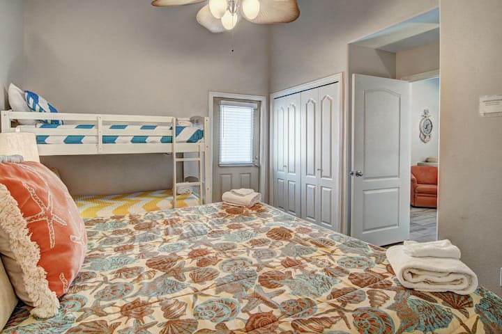 室内。特大双层床