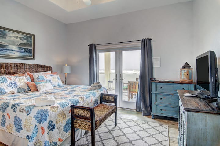 室内。带阳台门的加大双人床卧室 