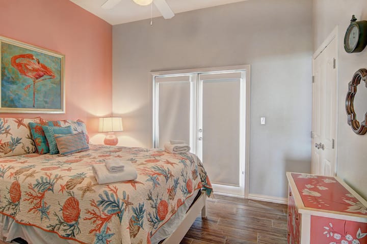 室内加大双人床卧室