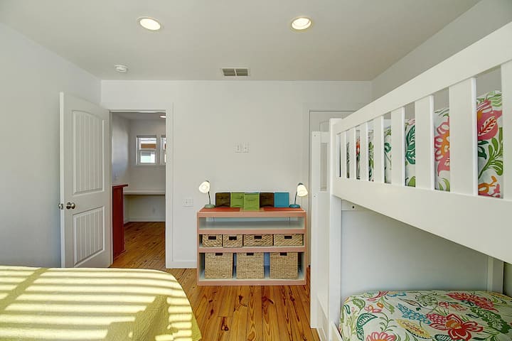 داخلي. الطابق الثاني - غرفة نوم ثالثة ساحرة - غرفة بطابقين مع سرير بحجم كوين توفر ترتيبات نوم مرنة للضيوف.