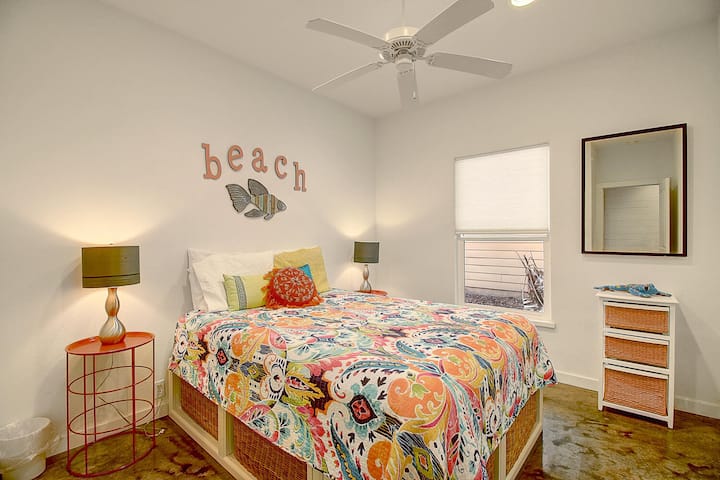 غرفة نوم بحجم كوين. الطابق الأول - غرفة نوم بحجم كوين ذات طابع شاطئي