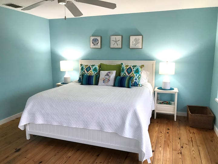 جناح داخلي بغرفة نوم بسرير كينج في الطابق الثاني - ملاذك الهادئ داخل هذه الشقة