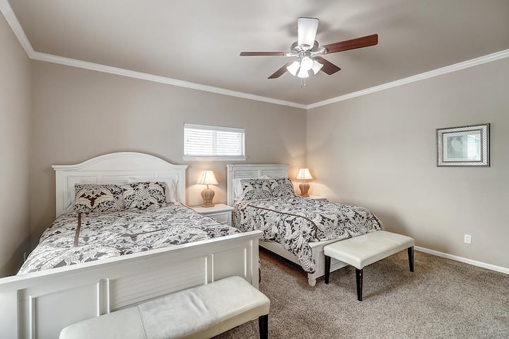 Მეორე საძინებელი ერთი დიდი საწოლით და ერთი სრული ზომის საწოლით