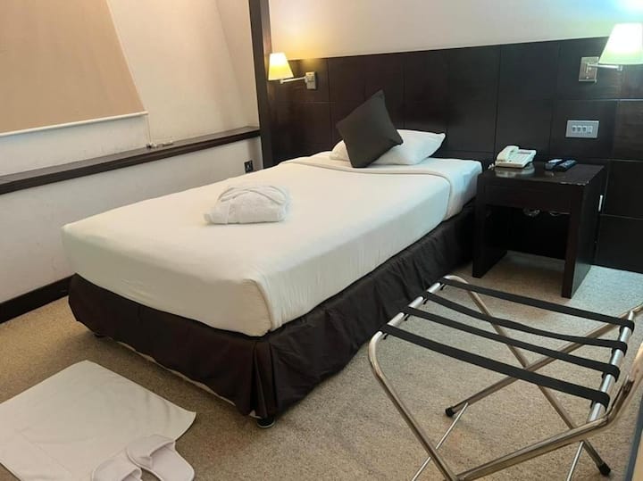 Single Room Near Yas Healthcare By Luxury Bookings - Abu Dhabi