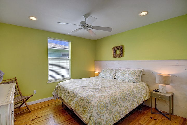 Apartmán s manželskou posteľou King. Oddýchnite si po dni plnom plážových dobrodružstiev v tomto  pokojnom útočisku veľkosti King na 2. poschodí - 3. spálňa s manželskou posteľou King a vlastnou kúpeľňou