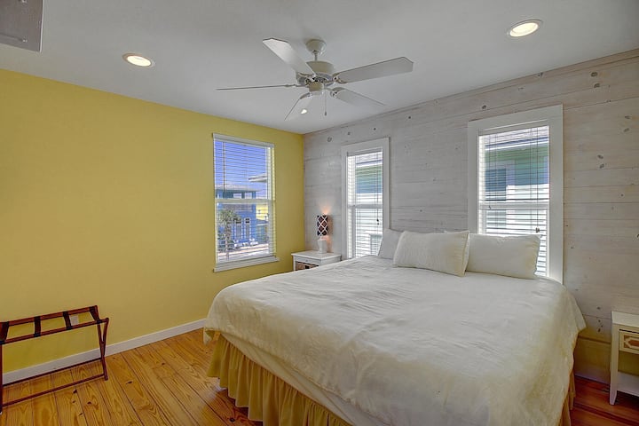 2. poschodie. 2. poschodie - apartmán s manželskou posteľou King je tiež svetlý a veselý žltý!