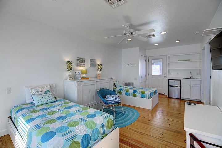 Izba pre hostí. Izba pre 5. hosťa vybavená 2 plnohodnotnými posteľami, kuchynským kútom a namontovanou televízorom pre pohodlie 