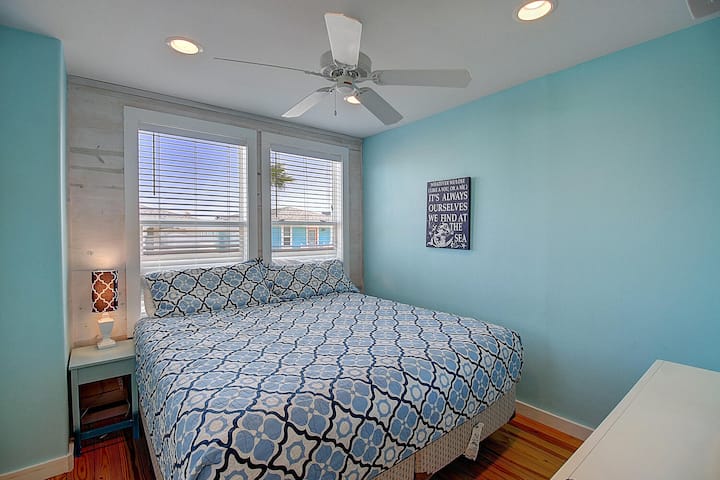 Apartmán s manželskou posteľou King. Apartmán na 2. poschodí so spálňou na 4. poschodí v blaženej bluesovej edícii!