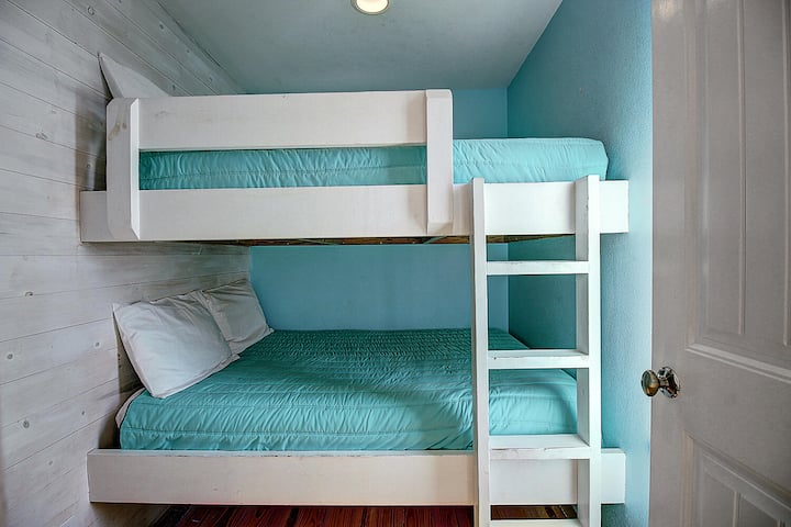 Izba pre hostí. Poschodová izba - s dvojlôžkom nad dvoma lôžkami