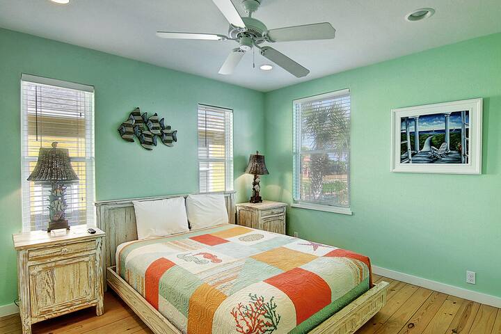 Საძინებელი №2. მე-2 სართული - დახვეწილი მე-4 საძინებელი დიდი ზომის საწოლით, რომელსაც ემატება ფლიგელის სააბაზანო