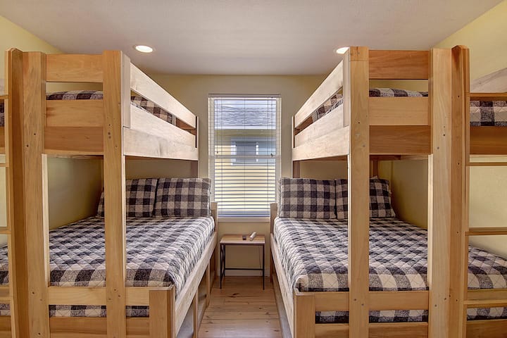 Ორსართულიანი ოთახი. მე-2 სართული მე-3 საძინებელი - ორსართულიანი ოთახი, რომელშიც განთავსებულია 2 ორადგილიანი ორსართულიანი საწოლი, რომელიც განკუთვნილია მაქსიმალური კომფორტისა და სივრცის ეფექტურობისთვის