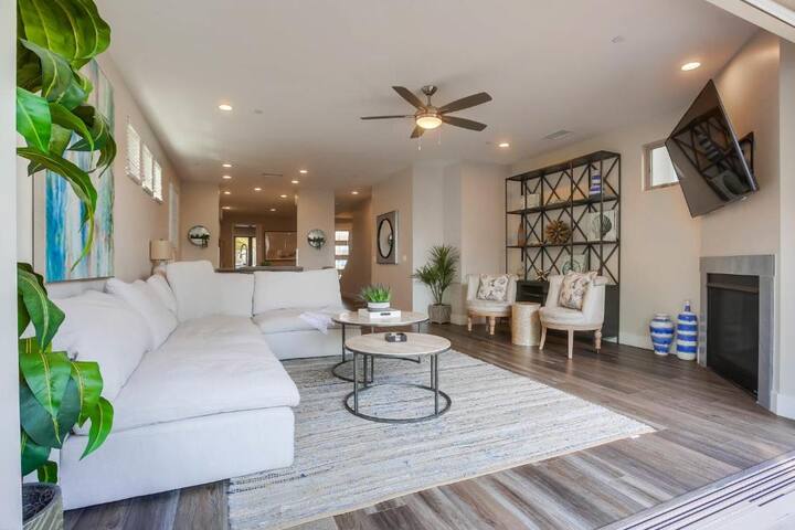 Oceanview home steps to beach with private hot tub gallery image 4