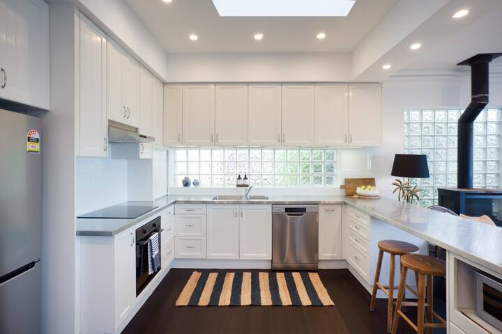 Tamarama Cliffhouse gallery image 5