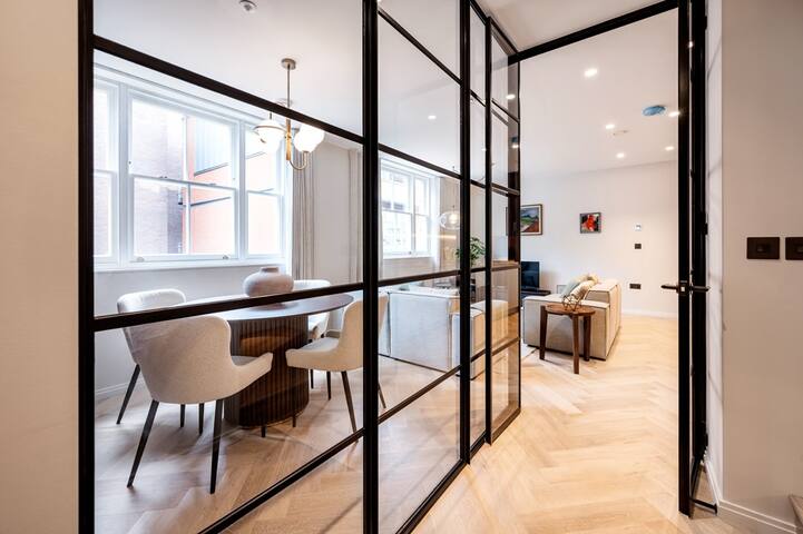 Covent Garden 2 bed, 2 bath duplex gallery image 2
