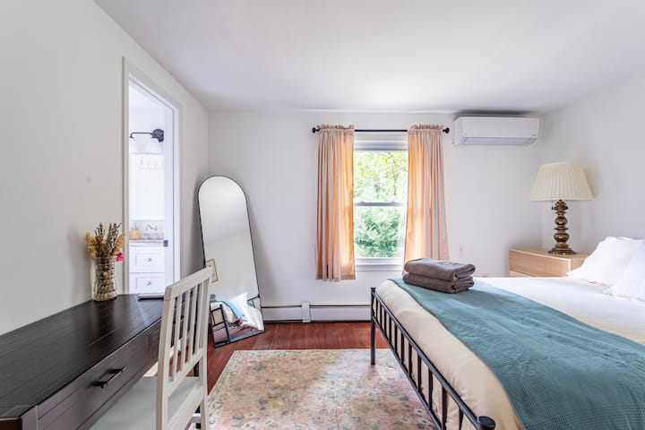 Ნათელი და მიმზიდველი ორადგილიანი საძინებელი ჯეკისა და ჯილის საკუთარი სააბაზანოთი, რომელიც გთავაზობთ კომფორტს, კომფორტსა და საკმარის სივრცეს თქვენი სტუმრობის განმავლობაში დასასვენებლად და დასატენად.