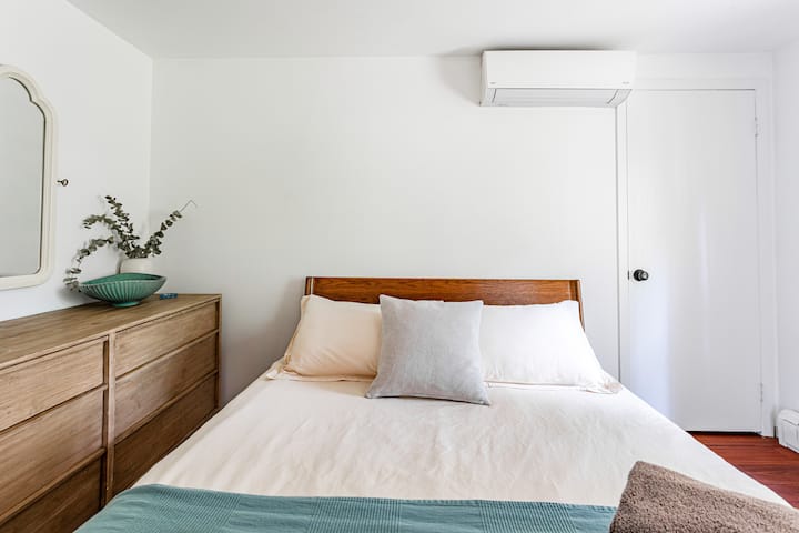 Კიდევ ერთი მიმზიდველი ორადგილიანი საძინებელი ჯეკისა და ჯილის სააბაზანოთი და საკმარისი სივრცე ტანსაცმლის შესანახად, რაც მას კომფორტულ და მოსახერხებელ დასვენებად აქცევს სტუმრობისას.