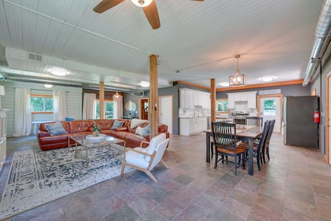 Peaceful Warrenville Home: 1 Mi to Herrick Lake!