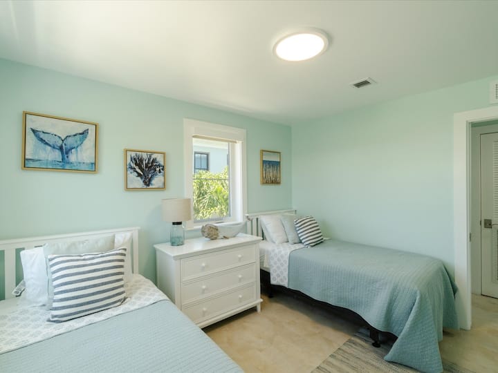 Საძინებელი 3 მე-2 სართულზე 2 ორადგილიანი საწოლით.