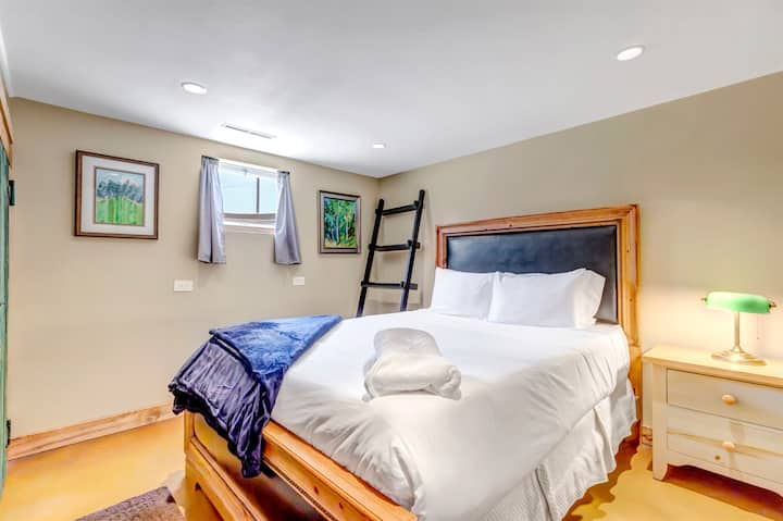 Pohodlná posteľ a kvalitná posteľná bielizeň pre túto spálňu s manželskou posteľou, ktorá sa nachádza v hotovom suteréne.