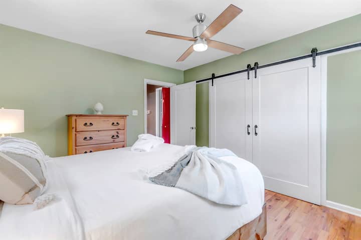 Táto spálňa s manželskou posteľou je vybavená luxusnou posteľnou bielizňou a šatníkom na dverách stodoly.