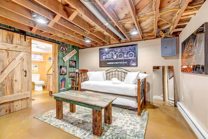 2 samostatné Pohodlné postele s mäkkou posteľnou bielizňou, 1 je denná posteľ a druhé dvojča je trundle.