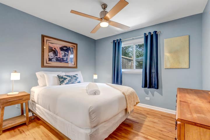 Pohodlná manželská posteľ Queen a posteľná bielizeň so zatemňovacími závesmi.