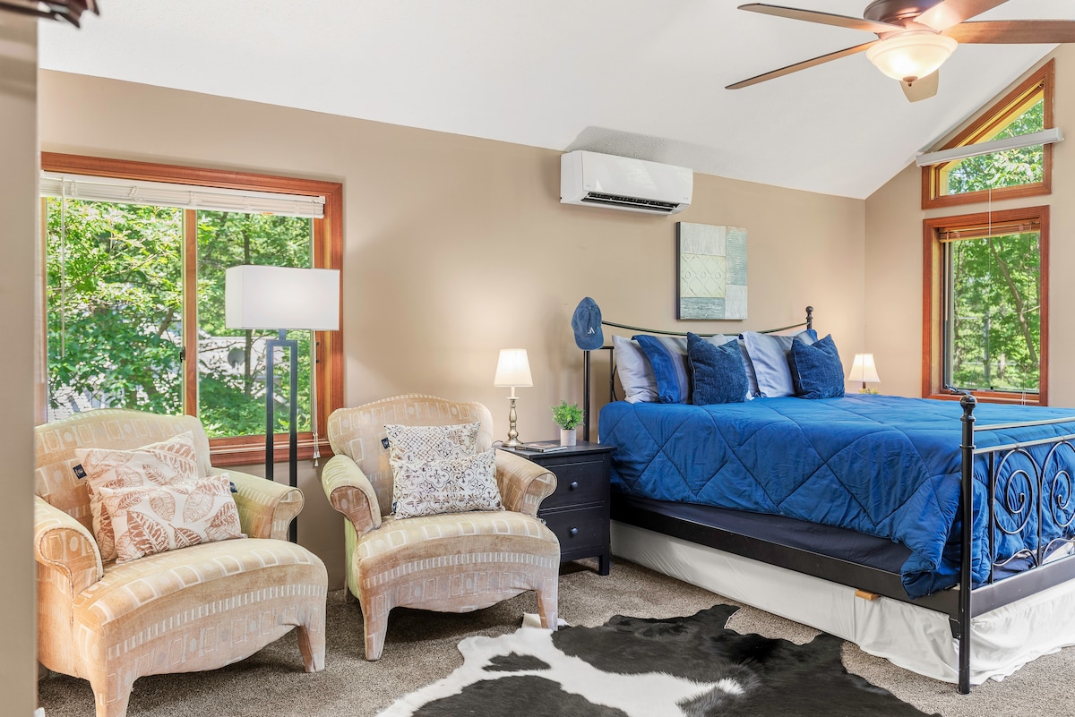 ห้องนอนหลักมีเตียงคิงไซส์และห้องน้ำในตัว