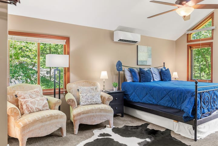 メインベッドルームにはキングサイズのベッドとスイートバスルームが備わっています。