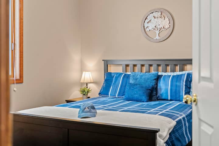 ベッドルーム2にはクイーンサイズベッドが1台あります。