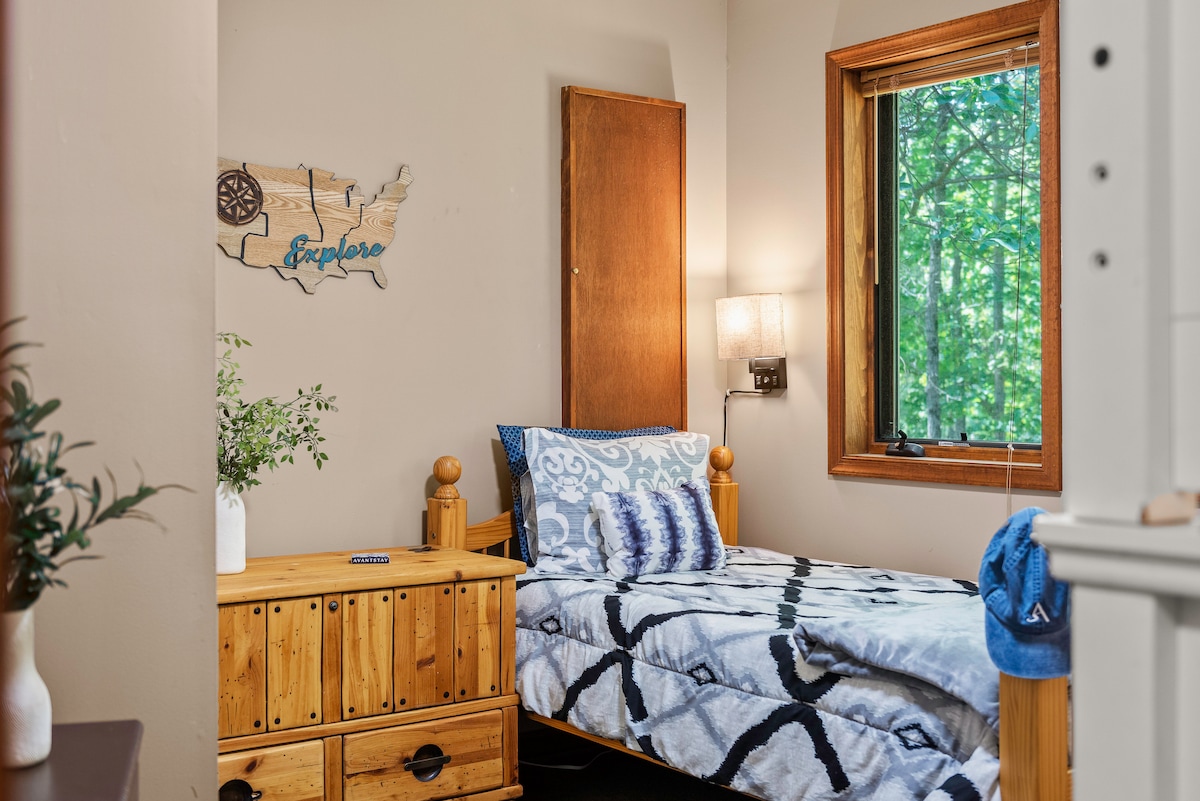 ห้องนอน 3 มีเตียงสองชั้นคู่และเตียงแฝดเพิ่มเติม