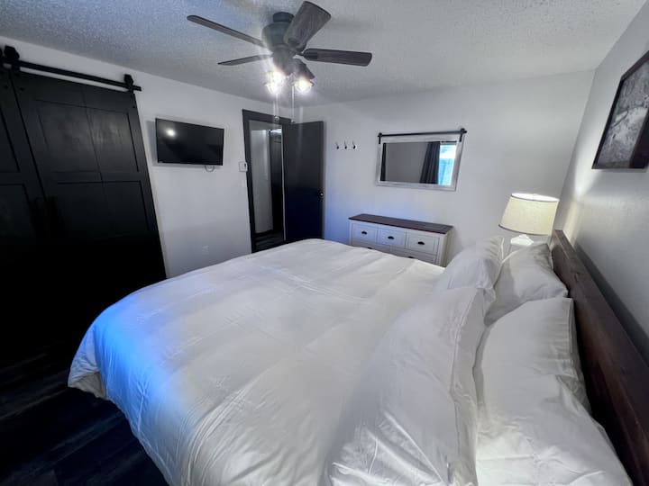 غرفة النوم 1:  تحتوي على سرير بمقاس كبير وخزانة ملابس ومرآة وتلفزيون ذكي والكثير من مساحة الخزانة.