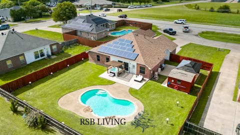 5BR Getaway in DeSoto with Pool, Hot Tub & Cinema
