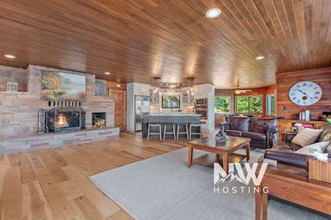 Lakefront—Boat Slip, Hot Tub, Paddle Board & More