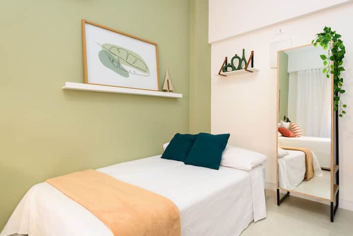 ספה נפתחת מסודרת ל -2 אורחים לכל היותר!