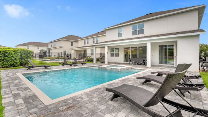 Spacious Kissimmee Villa, Pool & Sleeps 17 - Florida