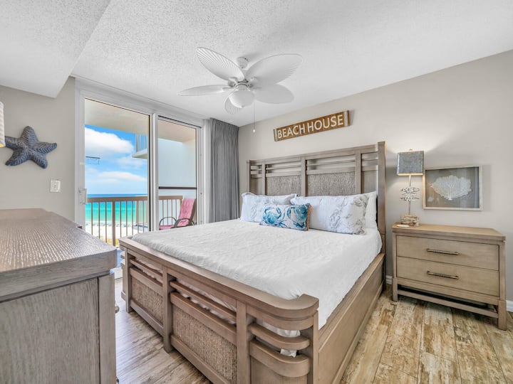 Amka uone mandhari ya kuvutia ya bahari kutoka kwenye chumba chako cha kulala chenye mandhari ya ufukweni, ambapo mapambo ya pwani na upepo wa feni ya dari hutengeneza eneo lako bora la mapumziko kando ya bahari.