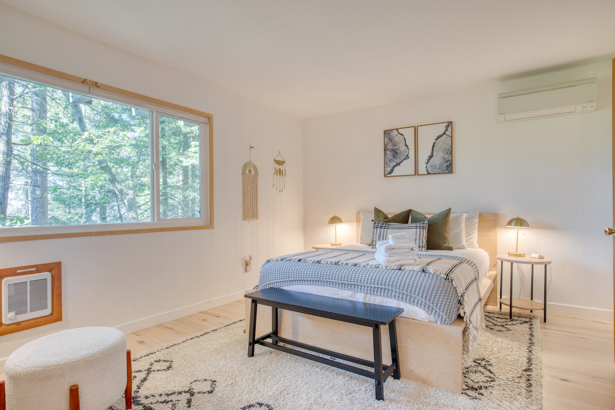 Dhoma kryesore e gjumit ka një krevat dopio "queen".