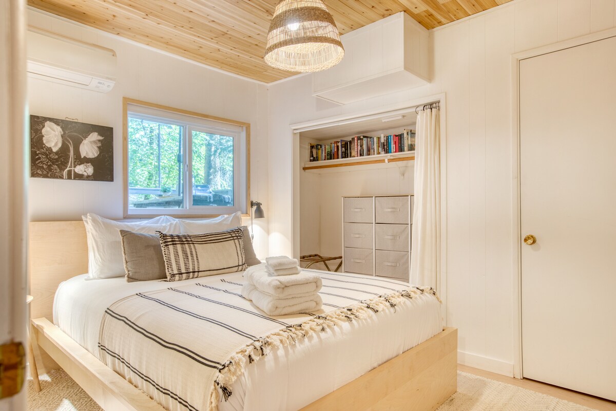 Dhoma e gjumit 2 ka një krevat dopio "queen" dhe një TV.