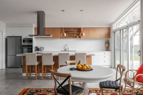 Rose Villa: Heritage Home with Parking & WiFi