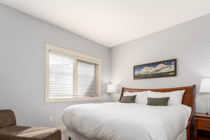  Primarna spavaća soba | Solara Resort B213, Canmore, Alberta by Luxus Vacation Properties