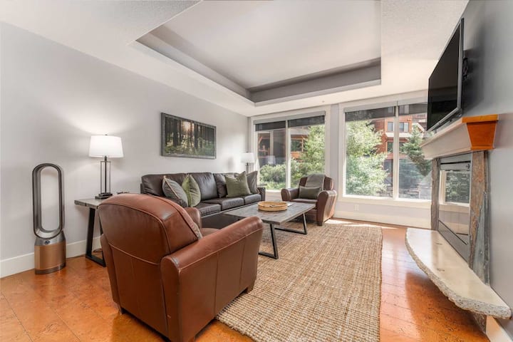 Dnevni boravak | Solara Resort B213, Canmore, Alberta by Luxus Vacation Properties