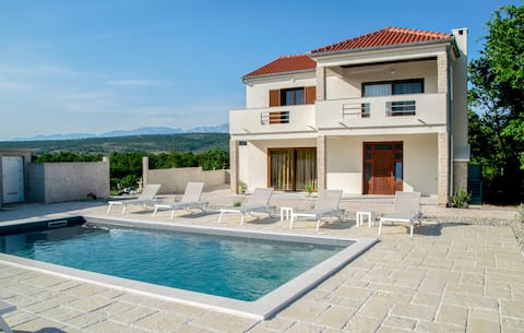 5 bedroom cozy home in Posedarje