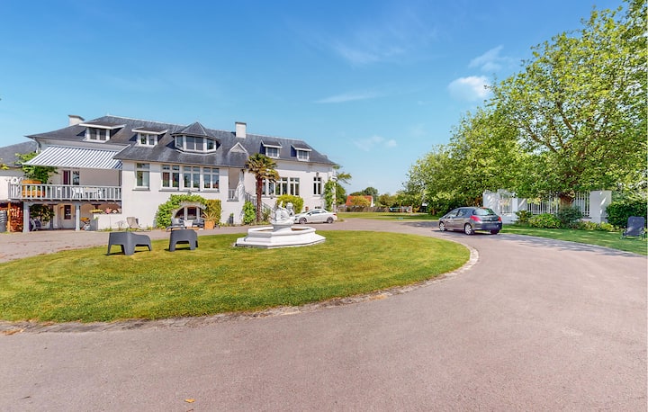 6 bedroom awesome home in Groffliers