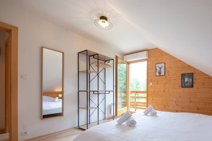 Kamer met balkon en uitzicht op de natuur