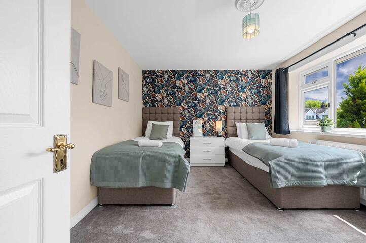 Lovely Greater MCR Family Home by City SuperHost gallery image 5