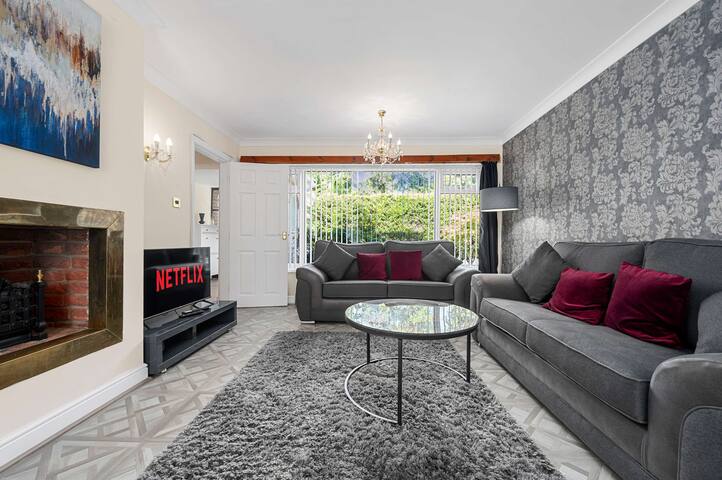 Lovely Greater MCR Family Home by City SuperHost gallery image 2