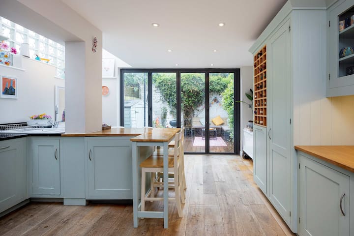 Thames-side Retreat by Veeve