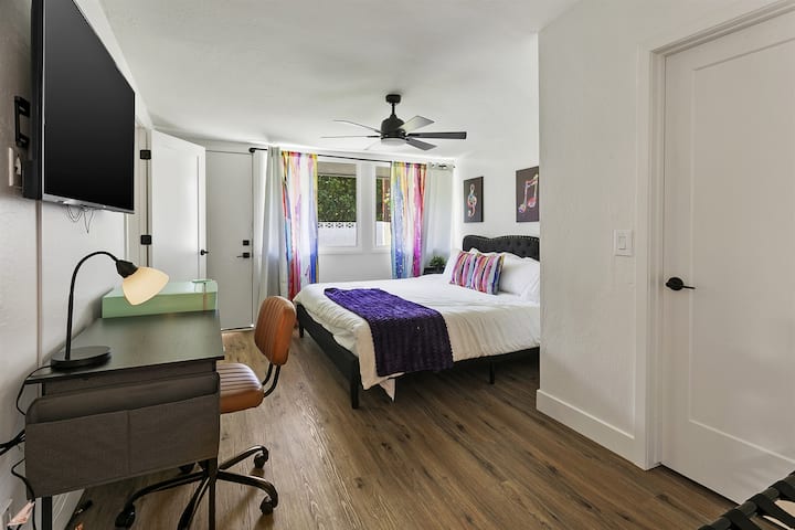 Váš mestský výlet čaká: inteligentná televízia, menšia manželská posteľ a priamy prístup na dvor.